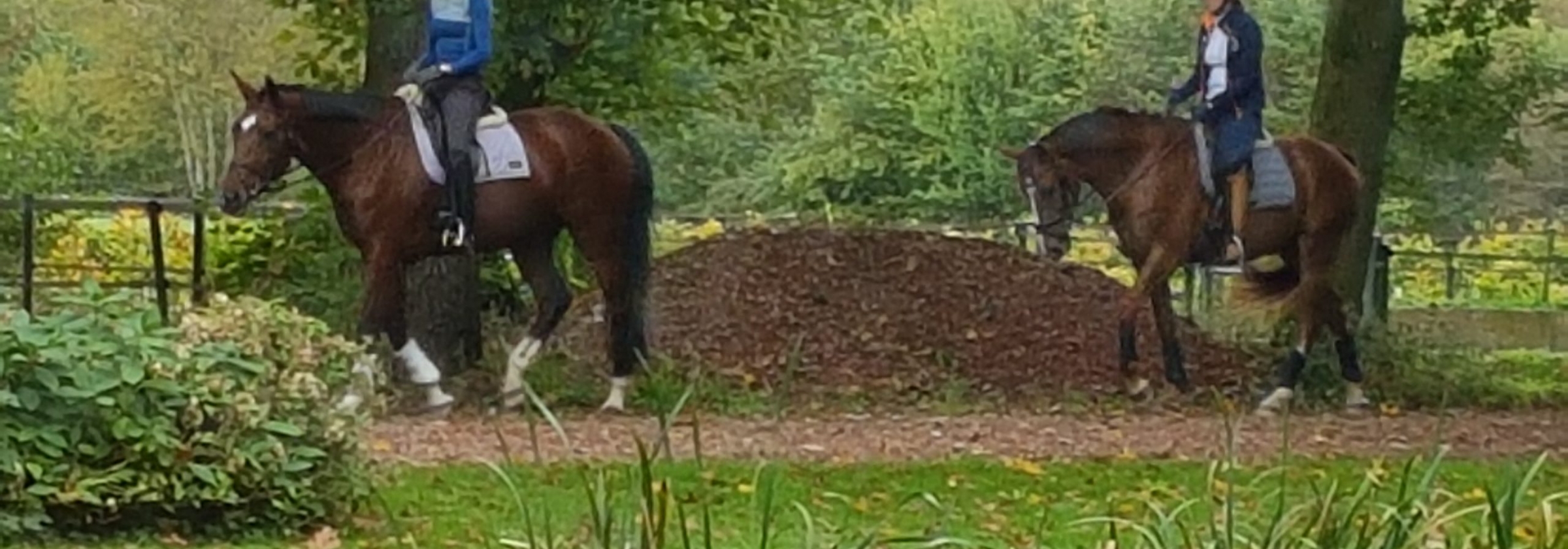 20171011_Rita en Karlijn op het pad uitstappen